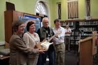 Joachim Matz &uuml;bergibt seine Gitarre der Rory Gallagher Music Library