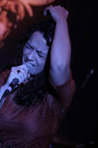 Meena Cryle extrovertiert