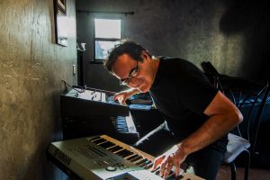 Neal am Keyboard / Photocredit Robert Smith