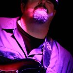 Cliff Moore mit seinem fünfsaitigen Bass