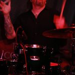 Adam Hagerman mit fliegenden Drumsticks