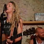 Toby an Gitarre und Josse am Schlagzeug