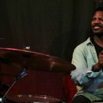 Felix Pollard trommelt