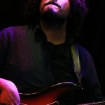 Nicolas 'Nick' Ornelas zupft den Bass