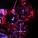 Bowen Brown trommelt