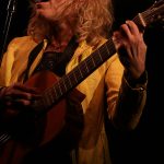 Tineke Schoemaker auf der akustischen Gitarre