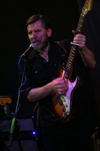 Guy Verlinde (vocals, slide guitar, harmonicas)