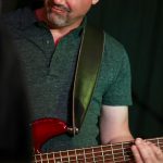 Mark Solveson am 5-Saiten-Bass
