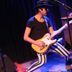 Sechs statt vier Saiten