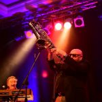 Donnelly, wie man ihn kennt und liebt. Im Hintergrund ist Zoot Money zu sehen. © Uwe Pabst