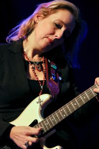 Vanesa Harbek (vocals, guitar)