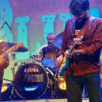 Zwei junge Gitarristen