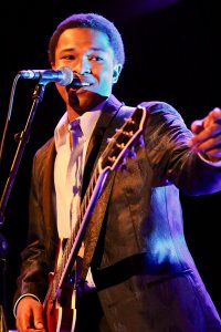 King Solomon Hicks (vocals, guitar)