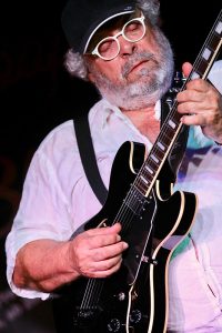 Peter Driessen (vocals, guitar)