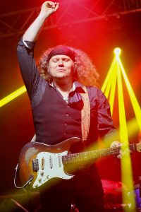 Julian Sas (guitars, lead vocals)