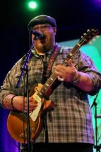 Nick Moss (vocals, guitars)