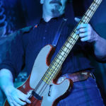 Bass in blau