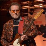 Stoppok haut in die Saiten