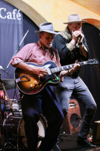 Machiel Meijers (vocals, harmonica), Willem van Dullemen (guitar)