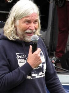 Gerd bei der Ansage für den Blues Caravan
