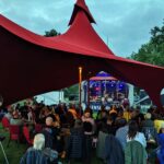 Publikum von hinten bei Sean Webster