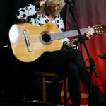 Tineke Schoemaker spielt die akustische Gitarre