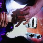 schwarz lackierte Fingernägel