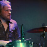 Mikko Peltola trommelt