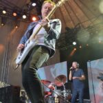 Gastgitarrist Simon McBride erledigt seinen Job ohne Fehl und Tadel