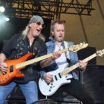 Roger Glover und Ersatzgitarrist Simon McBride