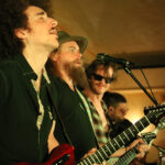 vier Musiker in einer Reihe