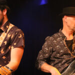 zehn Saiten im Schulter an Schulter