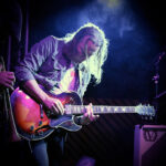 Dave Barnes (guitar, background vocals)