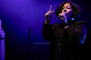 Mahalia Barnes (vocals, percussion)