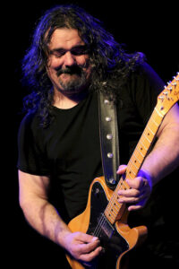 Vdelli (vocals, guitar, slide guitar)