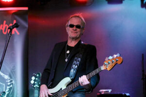 Martin Engelien (bass, backing vocals)