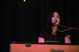 Svenja Schmidt (vocals, Fender Rhodes)