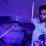 Matthew Mwangi trommelt den Groove