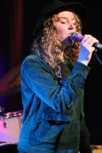 Djoly Janssen (vocals)