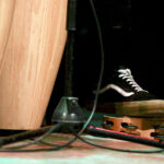 Schellenring mit dem Fuß gespielt