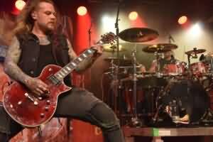 Das Schlagzeug bedient Vassilios 'Lucky' Maniatopoulos (Rage)