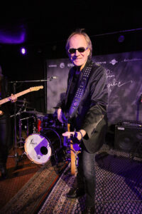 Martin Engelien (bass,backing vocals)