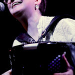 Rosie Bristow (accordeon, percusssion, backing vocals)