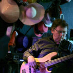 Klaus Neuenhaus zupft den bundlosen Bass