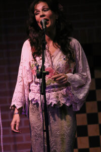 Arianne Knegt (vocals)