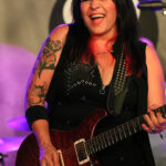 Roni Lee (vocals, guitar)