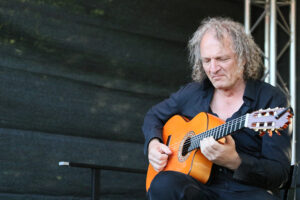 Leo Henrichs (acoustic guitars)