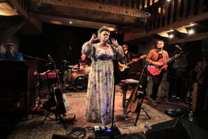 Kaz Hawkins und Band im Oktober 2023 in Aalten