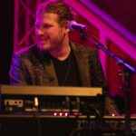 Bryce Powell am Keyboard