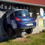 Französisches Auto in der Mauer